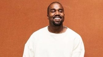 Selebriti Memang Beda, Kanye West Pakai Sandal Berhiaskan Berlian di Acara Fashion Show Burberry