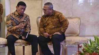 Menkopolhukam Wiranto (kiri) berbincang dengan Ketua KPU Arief Budiman (kanan) disela penyerahan Laporan Hasil Pemeriksaan (LHP) atas Laporan Keuangan Pemerintah Pusat (LKPP) Tahun 2017 dari Ketua Badan Pemeriksa Keuangan (BPK) Moermahadi Soerja Djanegara (kiri) di Istana Negara, Jakarta, Senin (4/6).