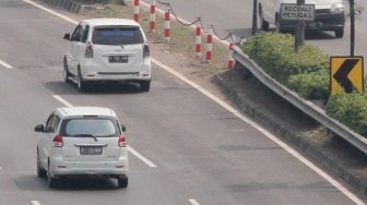 Sejumlah kendaraan melintas di Jalan Tol Pasar Rebo, Jakarta, Senin (4/6). 