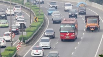 Sejumlah kendaraan melintas di Jalan Tol Pasar Rebo, Jakarta, Senin (4/6). 