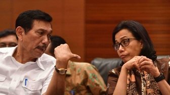 Menko Bidang Kemaritiman Luhut Binsar Pandjaitan (kiri) selaku Ketua Panitia Nasional penyelenggaraan pertemuan IMF-World Bank 2018 berbincang dengan Menteri Keuangan Sri Mulyani saat memberikan keterangan pers di Kementerian Keuangan, Jakarta, Senin (4/6).