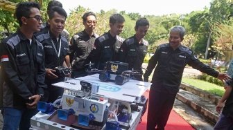 Rektor Institut Teknologi Sepuluh Nopember (ITS) Joni Hermana (kanan) berbincang dengan tim Barunastra ITS di sela-sela pelepasan tim robot ITS untuk berlaga di RoboCup International 2018 Montr�al Canada, di Kampus ITS, Surabaya, Jawa Timur, Selasa (5/6). 