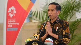 Presiden Joko Widodo memberikan salam ketika menyampaikan paparan pendahuluan terkait promosi Asian Games 2018 di Istana Negara, Jakarta, Selasa (5/6). 