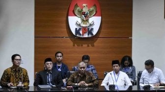 Ketua KPK Agus Rahardjo (tengah) bersama mantan Wakil Ketua KPK Mochammad Jasin (kedua kiri), Juru Bicara KPK Febri Diansyah (kiri), Ketua PP Pemuda Muhammadiyah Virgo Sulianto Gohardi (kedua kanan) dan Deputi Direktur Indonesian Legal Roundtable Erwin Natosmal Oemar(kanan) serta sejumlah pegiat antikorupsi yang tegabung dalam Koalisi Masyarakat Sipil Antikorupsi memberikan keterengan pers di gedung KPK, Jakarta, Selasa (5/6).