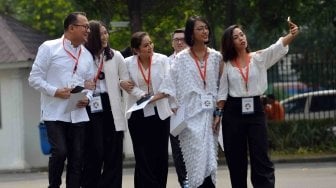 Sejumlah publik figur melakukan swafoto sebelum mengikuti pertemuan dengan Presiden Joko Widodo di Istana Negara, Jakarta, Selasa (5/6).