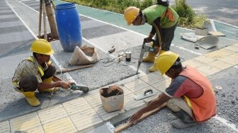 Pekerja menyelesaikan proyek perbaikan pedestrian di kawasan Gelora Bung Karno (GBK), Senayan, Jakarta, Selasa (5/6). 