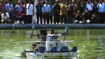 Tim Barunastra dari Institut Teknologi Sepuluh Nopember (ITS) mempersiapkan kapal tanpa awak untuk dipertunjukan di sela-sela pelepasan tim robot ITS untuk berlaga di RoboCup International 2018 Montr�al Canada, di Kampus ITS, Surabaya, Jawa Timur, Selasa (5/6). 