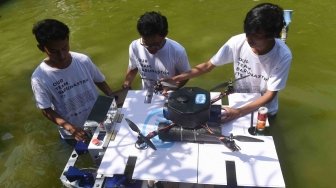 Tim Barunastra dari Institut Teknologi Sepuluh Nopember (ITS) mempersiapkan kapal tanpa awak untuk dipertunjukan di sela-sela pelepasan tim robot ITS untuk berlaga di RoboCup International 2018 Montr�al Canada, di Kampus ITS, Surabaya, Jawa Timur, Selasa (5/6). 