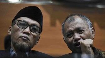 Ketua KPK Agus Rahardjo (kanan) berbincang dengan mantan Wakil Ketua KPK Mochammad Jasin (kiri) saat memberikan keterangan pers bersama sejumlah pegiat antikorupsi yang tegabung dalam Koalisi Masyarakat Sipil Antikorupsi di gedung KPK, Jakarta, Selasa (5/6). 