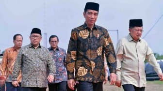 Presiden Joko Widodo (kedua kanan) didampingi Wakil Presiden Jusuf Kalla (kanan) Seskab Pramono Anung (tengah), Menristek Dikti M Nasir (kiri) dan Gubernur Jawa Barat Ahmad Heryawan menghadiri peletakan batu pertama pembangunan Universitas Islam Internasional Indonesia (UIII) yang masuk ke dalam proyek strategis nasional di Depok, Jawa Barat, Selasa (5/6).