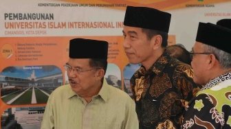 Presiden Joko Widodo (tengah) bersama Wakil Presiden Jusuf Kalla (kiri) mengamati rencana pembangunan Universitas Islam Internasional Indonesia (UIII) yang masuk ke dalam proyek strategis nasional sebelum melakukan peletakan batu pertama di Depok, Jawa Barat, Selasa (5/6). 