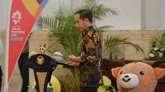 Presiden Joko Widodo bersiap menyampaikan paparan pendahuluan terkait promosi Asian Games 2018 di Istana Negara, Jakarta, Selasa (5/6). 