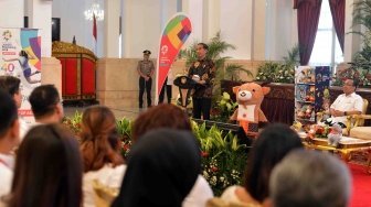 Presiden Joko Widodo menyampaikan paparan pendahuluan terkait promosi Asian Games 2018 di Istana Negara, Jakarta, Selasa (5/6).