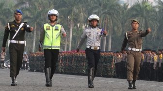 Kapolri Jenderal Pol Tito Karnavian dan Panglima TNI Marsekal TNI Hadi Tjahjanto bersama-sama memimpin apel Operasi Terpusat Ketupat 2018 di Lapangan Monas, Jakarta Pusat, Rabu (6/6/2018). [Suara.com/Oke Atmaja]