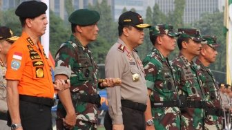 Kapolri Jenderal Pol Tito Karnavian dan Panglima TNI Marsekal TNI Hadi Tjahjanto bersama-sama memimpin apel Operasi Terpusat Ketupat 2018 di Lapangan Monas, Jakarta Pusat, Rabu (6/6/2018). [Suara.com/Oke Atmaja]