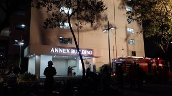 Cerita Tukang Sapu Nekat Ambil Tas saat Hotel Pullman Kebakaran