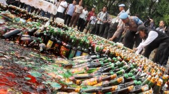 Pemusnahan 4.000 Botol Miras di Monas