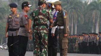 Kapolri Jenderal Pol Tito Karnavian dan Panglima TNI Marsekal TNI Hadi Tjahjanto bersama-sama memimpin apel Operasi Terpusat Ketupat 2018 di Lapangan Monas, Jakarta Pusat, Rabu (6/6/2018). [Suara.com/Oke Atmaja]