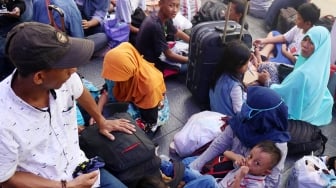 Para pemudik memenuhi Stasiun Pasar Senen dengan tujuan ke berbagai daerah di Pulau Jawa, Jakarta, Kamis (7/6).