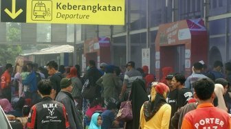 Pemudik Mulai Padati Stasiun Pasar Senen