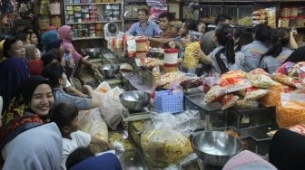 Salah satu pusat penjualan kue di Pasar Jatinegara, Jakarta, Kamis (7/6). 