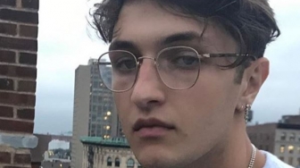 Sempat Dikabarkan Pindah Agama, Anwar Hadid Pamer Foto Umrah