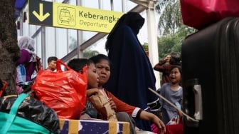 Para pemudik memenuhi Stasiun Pasar Senen dengan tujuan ke berbagai daerah di Pulau Jawa, Jakarta, Kamis (7/6).