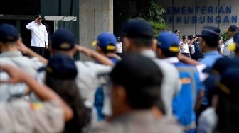 Menteri Perhubungan Budi Karya Sumadi memimpin apel pembukaan Posko Terpadu Angkutan Lebaran 2018 di Kantor Kementerian Perhubungan, Jakarta, Kamis (7/6). 