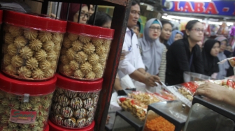 Salah satu pusat penjualan kue di Pasar Jatinegara, Jakarta, Kamis (7/6). 