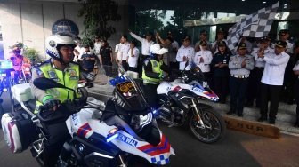 Sejumlah petugas berada di depan layar cctv lalu lintas kendaaran di Posko Terpadu Angkutan Lebaran 2018 di Kantor Kementerian Perhubungan, Jakarta, Kamis (7/6). 