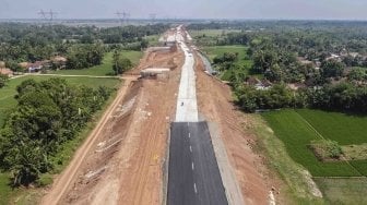 Foto udara jalur fungsional Tol Trans Jawa kawasan Pemalang-Batang, Jawa Tengah, Kamis (7/6).