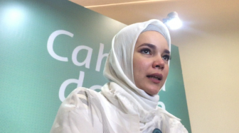 Nyanyi Lagi, Dewi Sandra Sempat Salat Istikharah