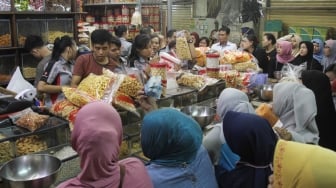 Salah satu pusat penjualan kue di Pasar Jatinegara, Jakarta, Kamis (7/6). 