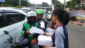 Jurnalis Trunojoyo, Pewarta Mabes Polri Bagi-bagi Takjil di Jalan