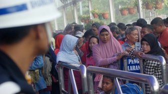 Para pemudik memenuhi Stasiun Pasar Senen dengan tujuan ke berbagai daerah di Pulau Jawa, Jakarta, Kamis (7/6).