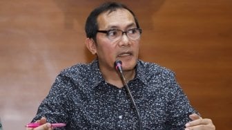 Wakil Ketua Komisi Pemberantasan Korupsi (KPK) Saut Situmorang memberi keterangan terkait Operasi Tangkap Tangan (OTT) KPK di Blitar dan Tulungagung di gedung KPK, Jakarta, Jumat (8/6).