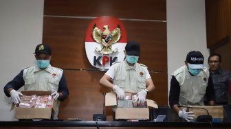 Petugas menunjukkan barang bukti Operasi Tangkap Tangan (OTT) KPK di Blitar dan Tulungagung di gedung Komisi Pemberantasan Korupsi (KPK), Jakarta, Jumat (8/6). 