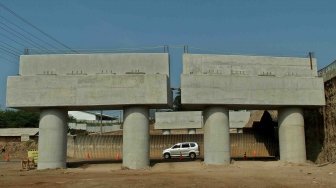 Sebuah mobil melintas di jalan tol fungsional Batang-Semarang, di Semarang, Jawa Tengah, Jumat (8/6).