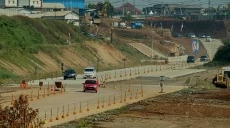 Sejumlah kendaraan melintas di jalan tol fungsional Batang-Semarang, di Semarang, Jawa Tengah, Jumat (8/6). 