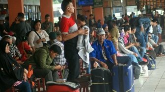 Sejumlah pemudik terlihat bergegas sementara sebagian lainnya menunggu bus di Terminal Kampung Rambutan, Jakarta, Sabtu (9/6/2018). [Suara.com/Oke Atmaja]