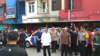 Jokowi Bagi-bagi Beras dan Gula di Terminal Cibinong