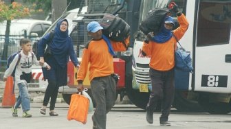 Sejumlah pemudik terlihat bergegas sementara sebagian lainnya menunggu bus di Terminal Kampung Rambutan, Jakarta, Sabtu (9/6/2018). [Suara.com/Oke Atmaja]