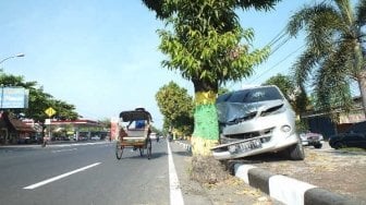 Mobil Rombongan Pemudik Tabrak Pohon karena Sopir Mengantuk