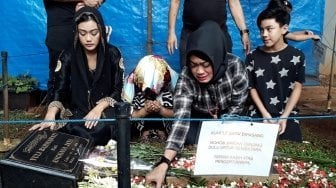 Ibunda Julia Perez Menangis Saat Ziarah ke Makam Putrinya