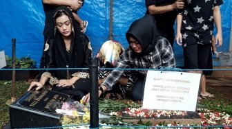 Ziarah ke Makam Julia Perez, Adik Beri Tahu Lagi Ada Wabah Corona