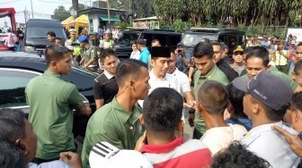 Jokowi Mendadak Bagi-bagi Sarung ke Pemudik di Terminal Bogor