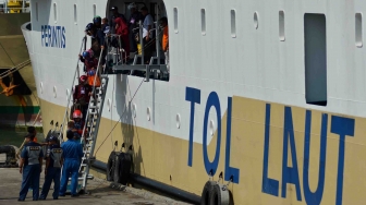 Pemudik gratis bersepeda motor dari Jakarta turun dari kapal milik PT Pelni, Sabuk Nusantara 84, di Pelabuhan Tanjung Emas Semarang, Jawa Tengah, Senin (11/6).