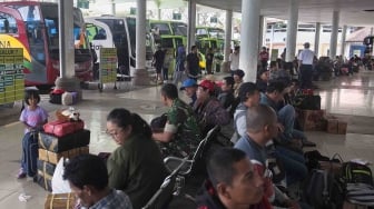 Para pemudik menunggu keberangkatan di Terminal Mengwi, Badung, Bali, Senin (11/6). 