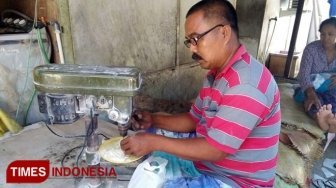 Tukang Ojek Ini Ubah Tulang Sapi Jadi Kancing Baju Berkualitas