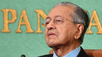Mahathir Mohamad Tangguhkan Layanan Imigrasi untuk Turis China